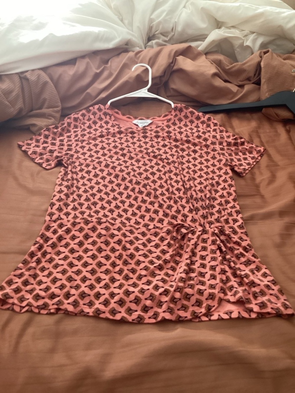 Liz Claiborne Geometric Coral Patterned Short-Sleeve Top Size M - Picture 4 of 8